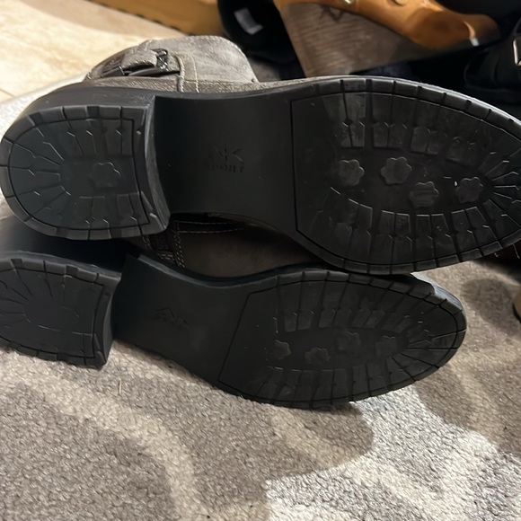 Anne Klein gray ankle boot - Picture 5 of 5